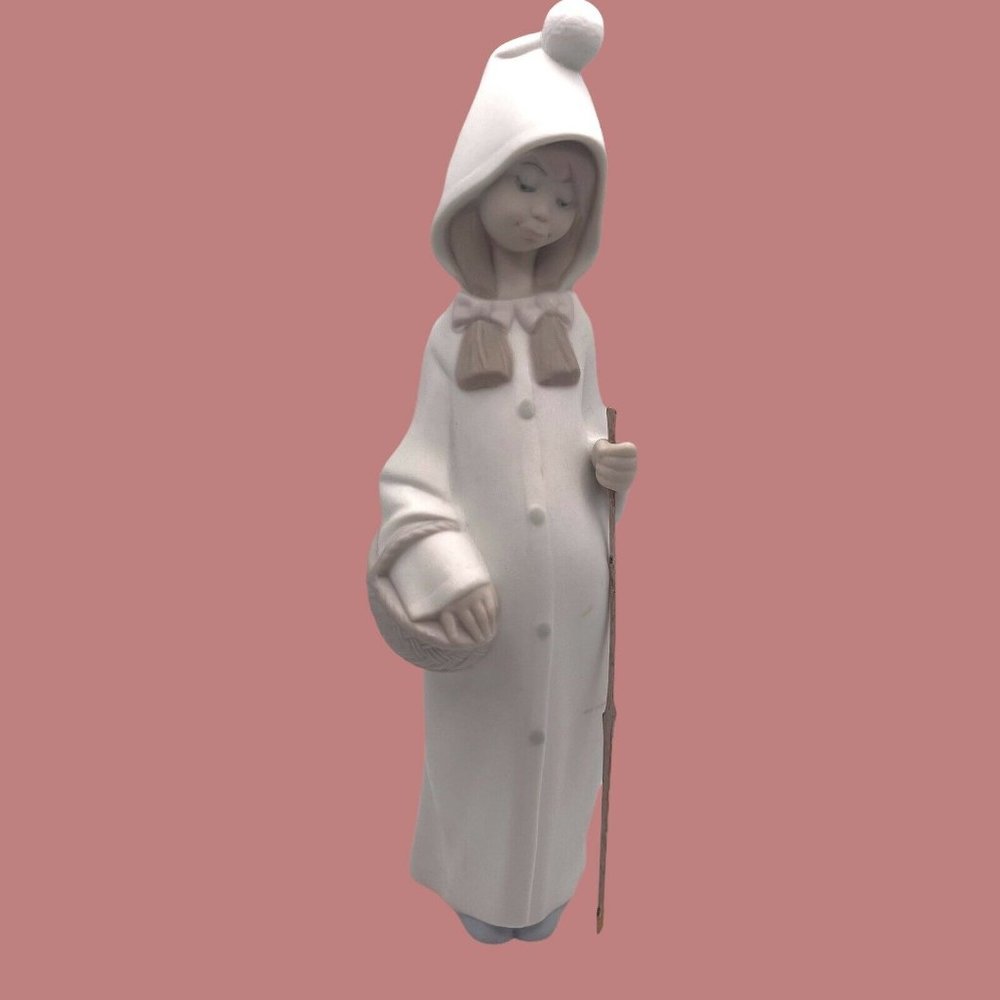 Lladro Hooded Shepard Girl With Basket Nativity 8-1/2" High # 4678- Retired